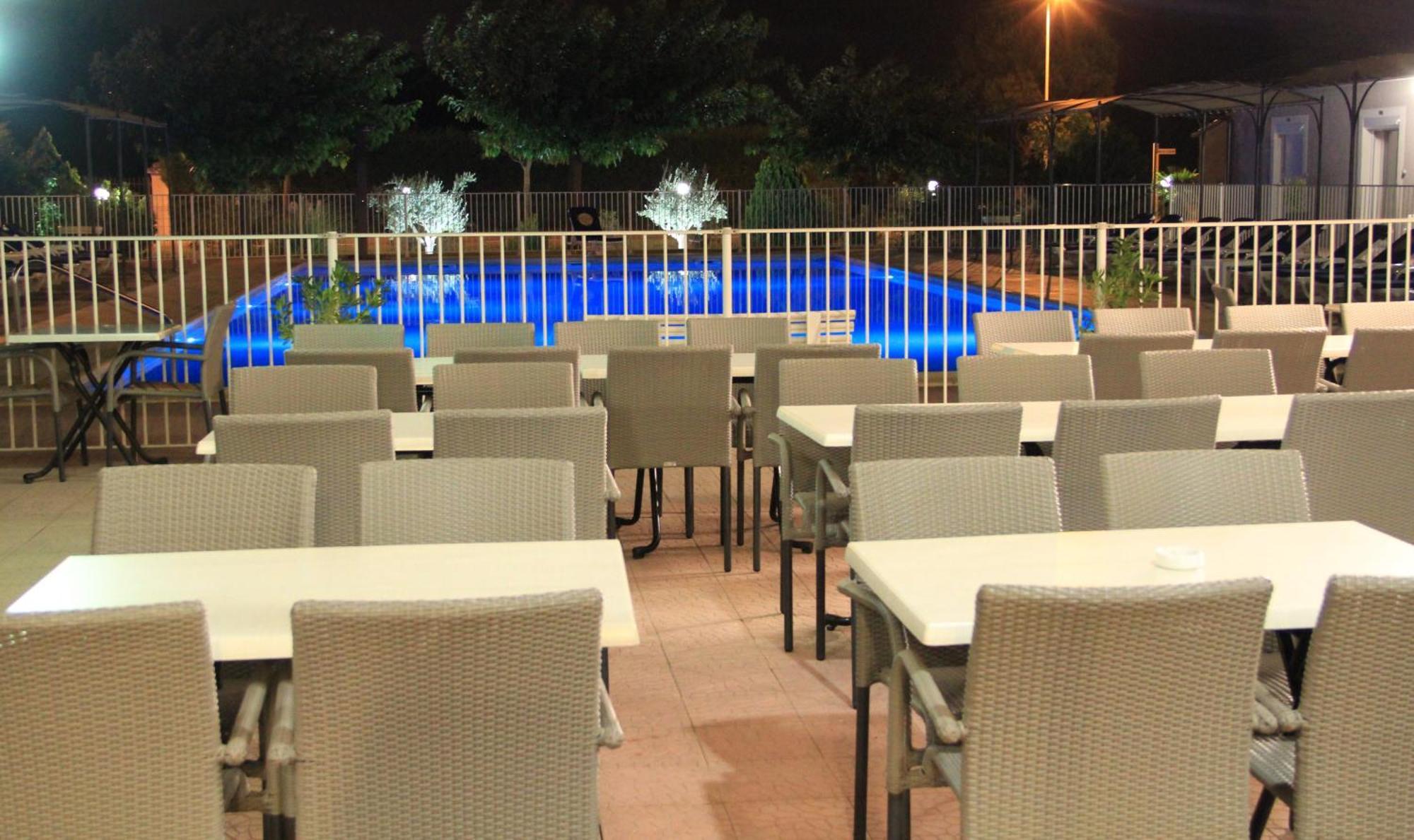 Hotel Saint Louis Le Thor Luaran gambar