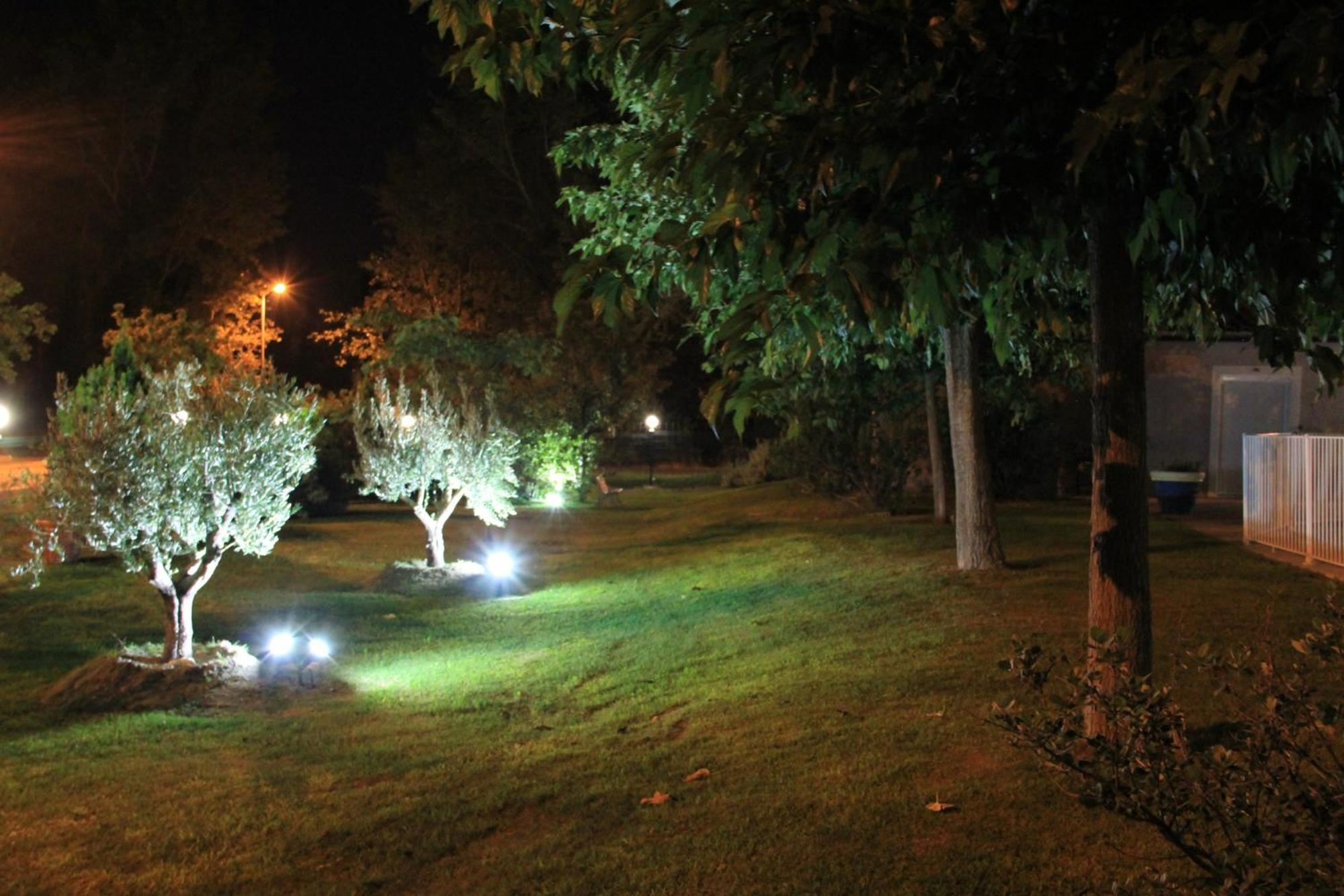 Hotel Saint Louis Le Thor Luaran gambar