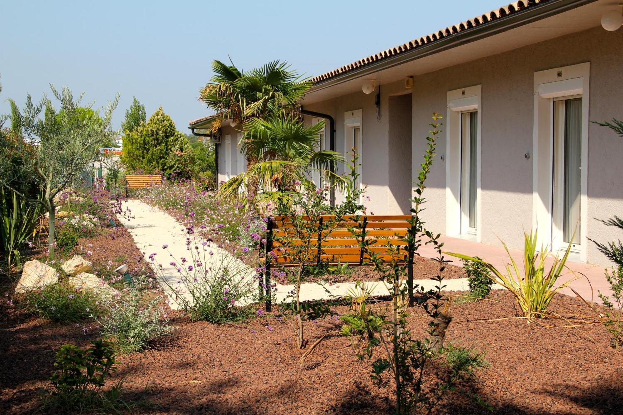 Hotel Saint Louis Le Thor Luaran gambar