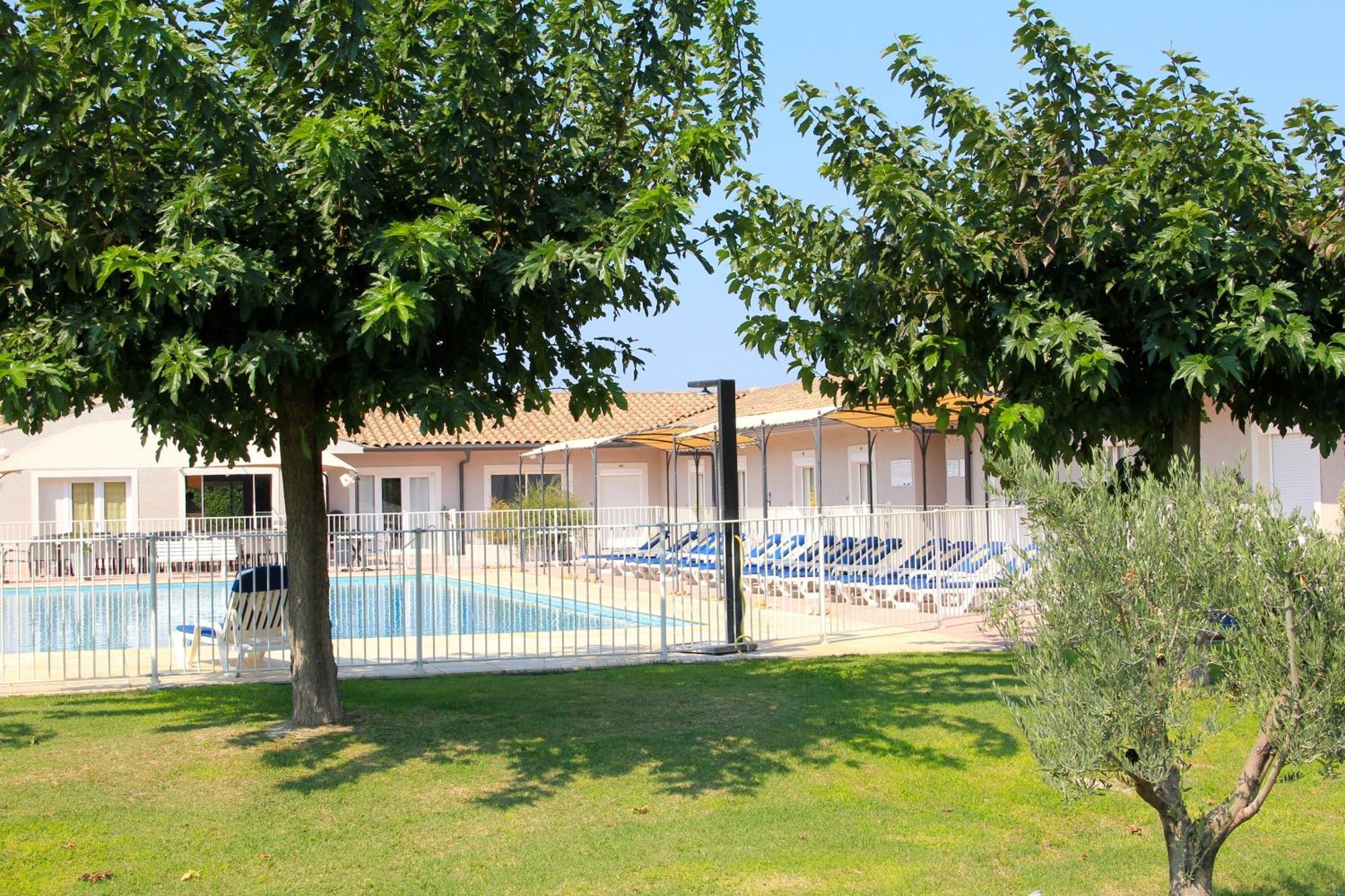 Hotel Saint Louis Le Thor Luaran gambar