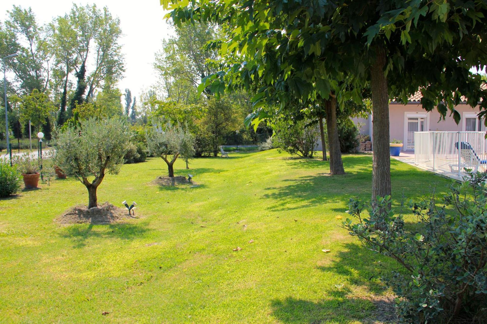 Hotel Saint Louis Le Thor Luaran gambar